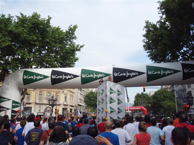 pancarta-corte-ingles Más o menos en el km 0